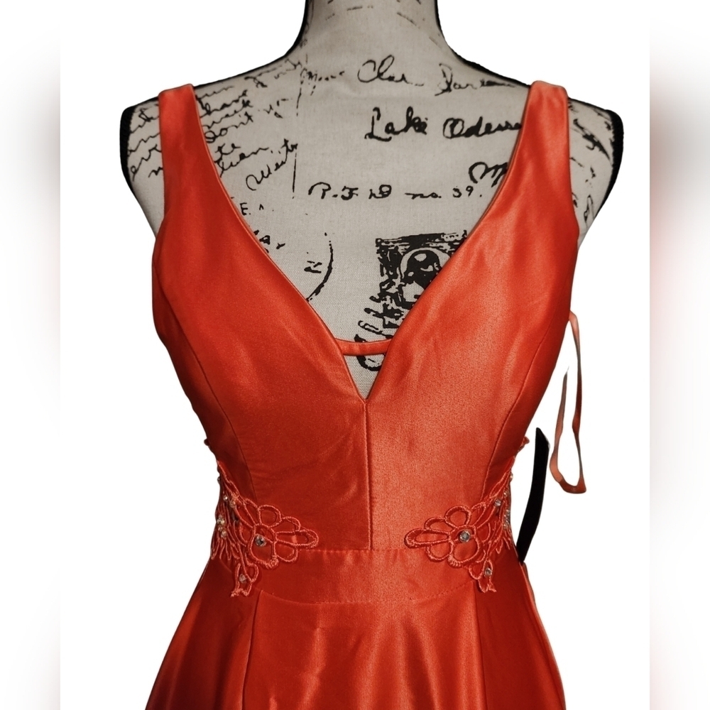 City Vibe Crochet Side Inset Satin Ball Gown - Picture 5 of 16